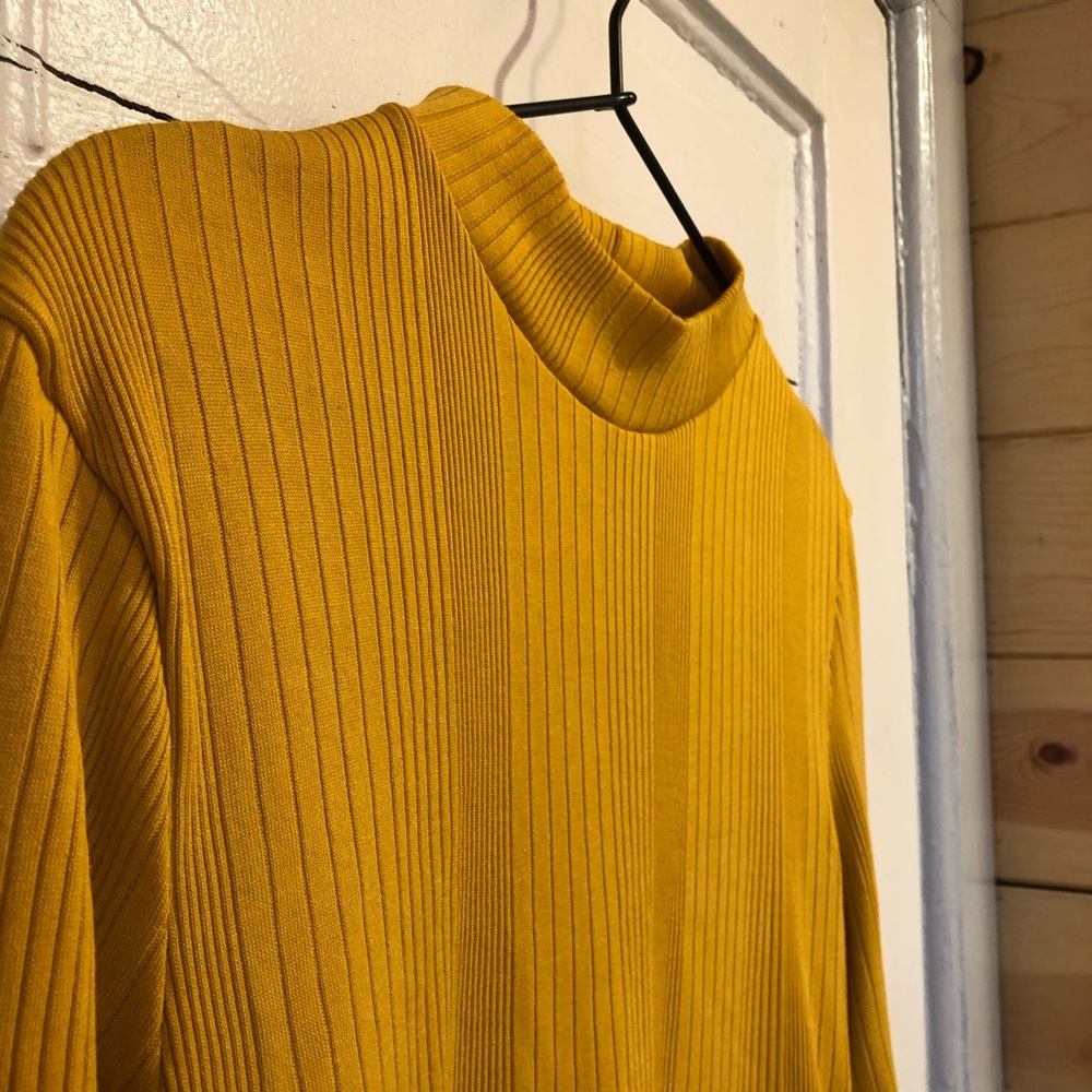 Long-sleeve mock turtleneck crop top